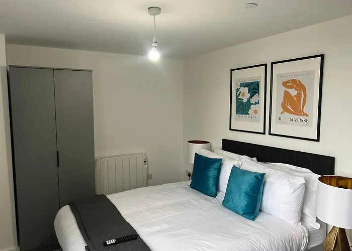 Luxury 2 Bed 2 Bath Flat Near Old Trafford